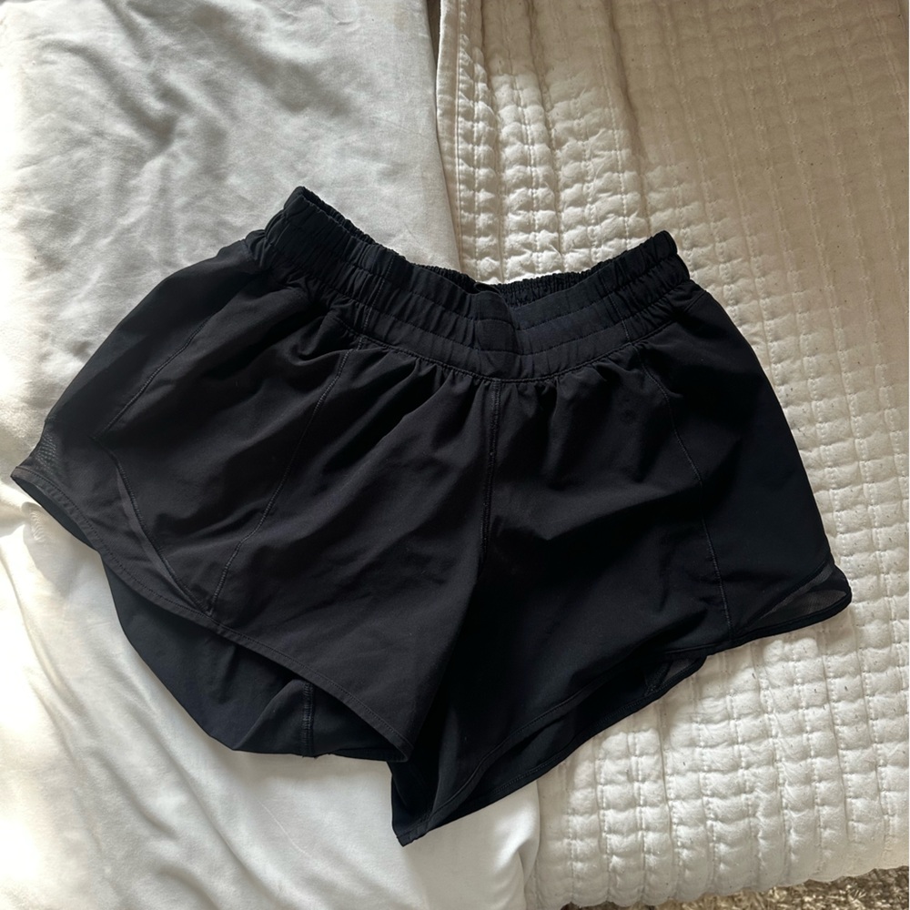 Lululemon hotty hot low rise lined short in 2.5”